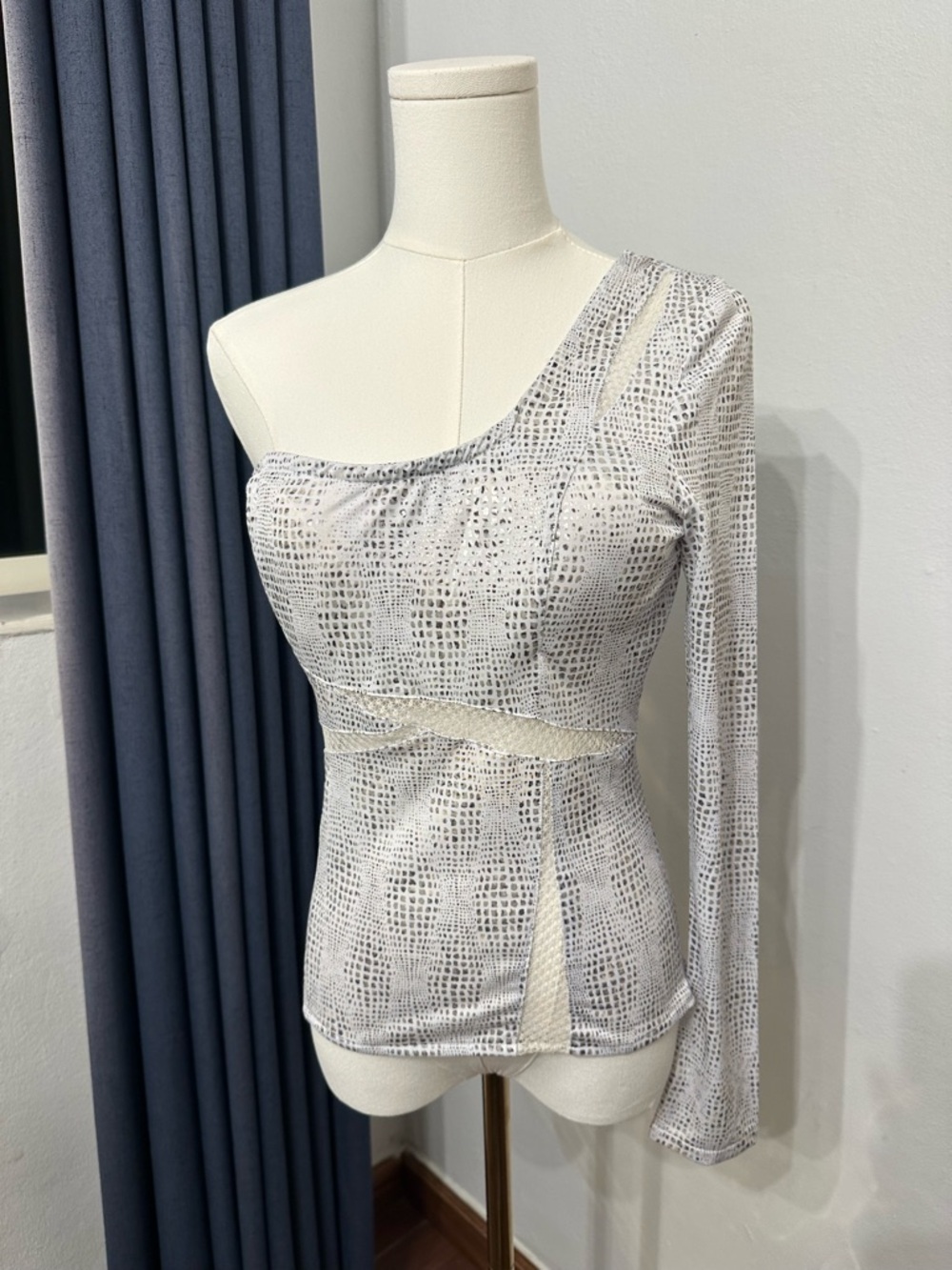 Y2k One-Shoulder White & Light Gray Textured Top Size Medium Club Mermaid